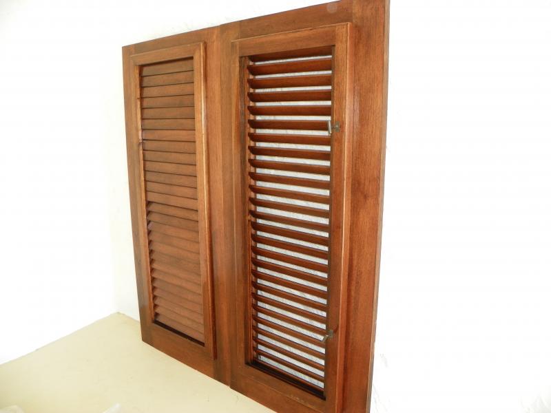 Opreable louver door